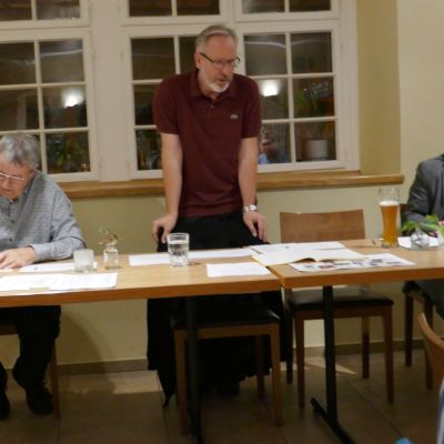 P005-Peter eröffnet die Versammlung